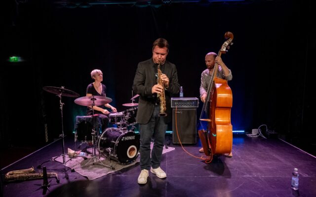 Baptiste Herbin Trio Django ravintola Kairon lavalla