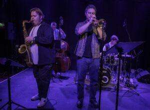 Jimi Ahlroos Quartet keikalla tutuissa maisemissa