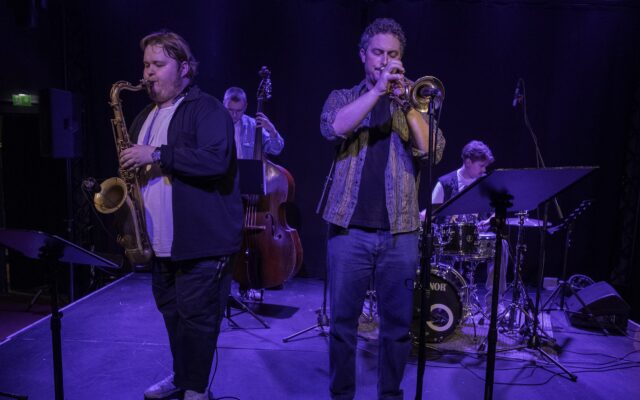 Jimi Ahlroos Quartet keikalla tutuissa maisemissa
