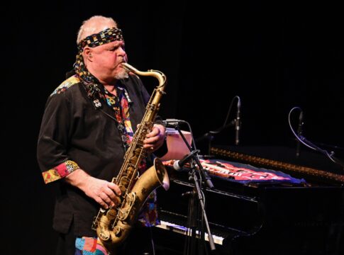 Piirpauke tiivisti yli 50 vuoden taipaleensa komeaksi retrospektiiviksi Äänekosken konsertissa