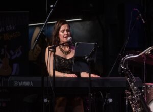 Swing it maikka! Sini Lavastre and Friends Kairon lavalla