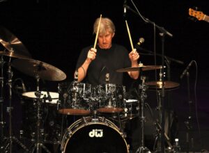 Chad Wackermanin superyhtye heitti keikan Äänekoskella