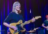 Mike Stern hyväntuulisena.