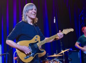 Mike Stern hyväntuulisena.