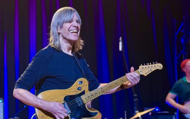 Mike Stern hyväntuulisena.