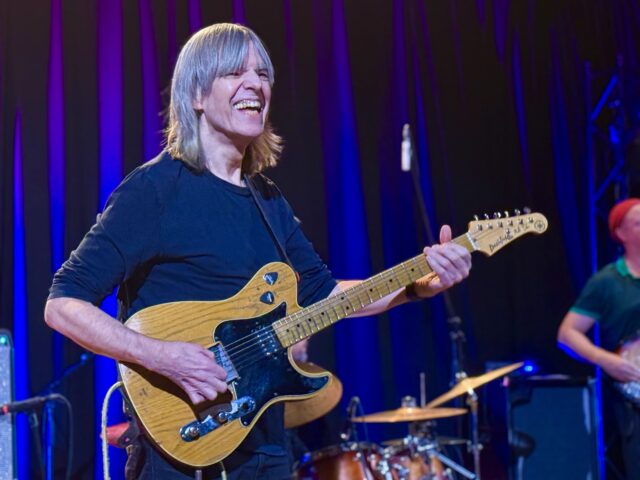 Mike Stern hyväntuulisena.