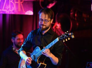 Bändi nautti, yleisö riehaantui: Tuomas Paukku Scription Popparissa